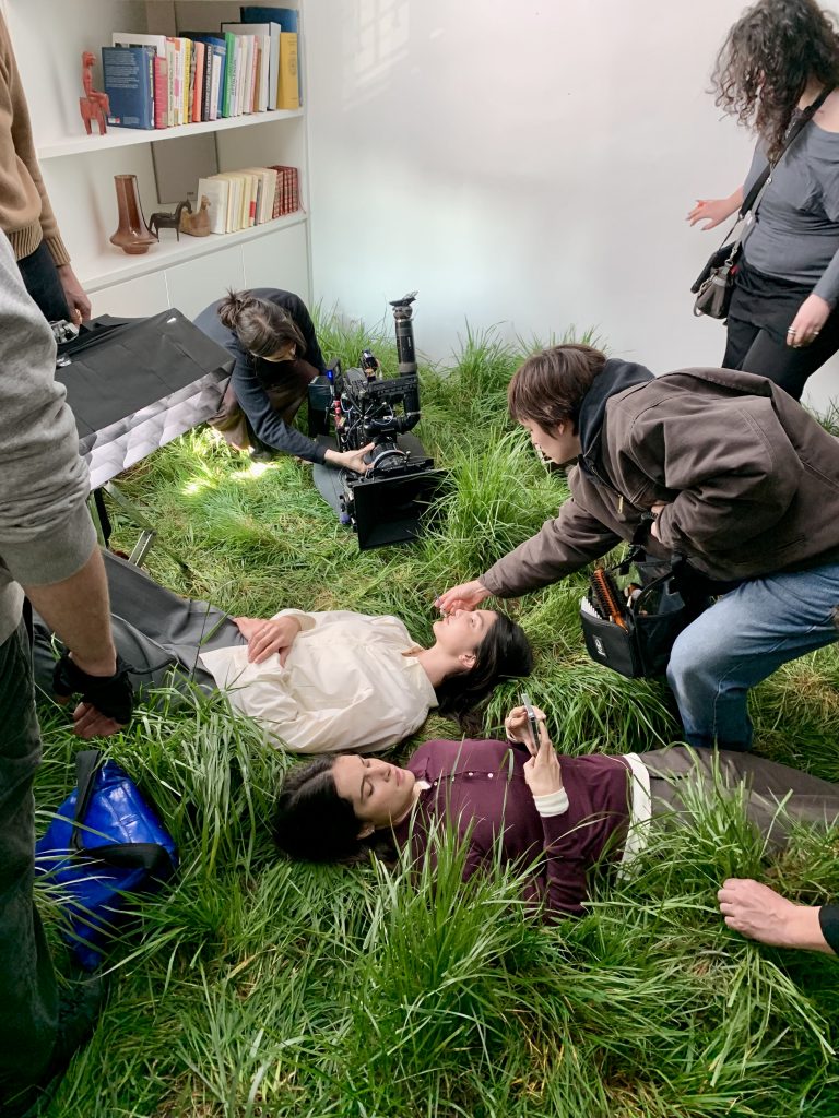 Aménagement de décors vivants pour la publicité et le cinéma.