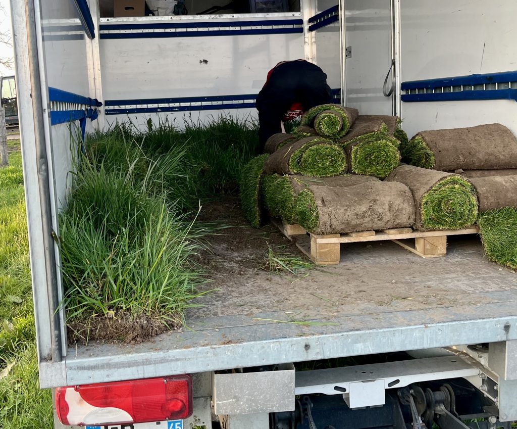 Fourniture de gazon naturel pour un studio de tournage parisien : de la récolte à la mise en scène